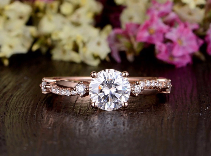 Moissanite Pros & Cons: Weighing up your options